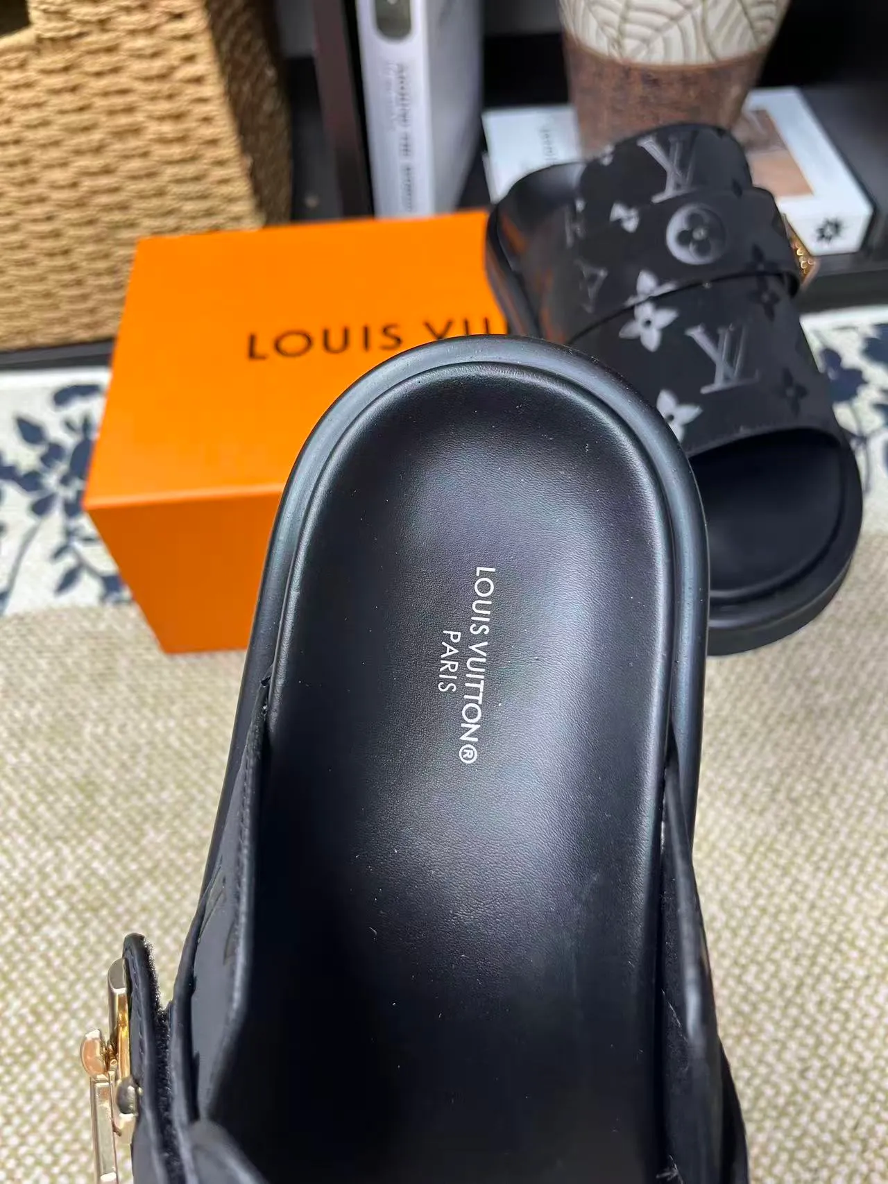 P340 [New Style] [LOUIS VUITTON] Louis Vuitton, LV printing, men's and women's slippers are now on the market, packed in drawer boxes with cloth bags and cards, the upper pattern looks very soft and waxy, and is a super versatile leg slimming tool. Fabric: imported denim/canvas/old fabric, LV hardware LOGO, official website pattern printing, comfortable to wear, feet: high-elastic PU water table. Sole: foam sole, heel height: about 5cm. Code number: 35-46, 35, 45, 46 are custom-made and non-returnable. Color: multiple colors and styles available.